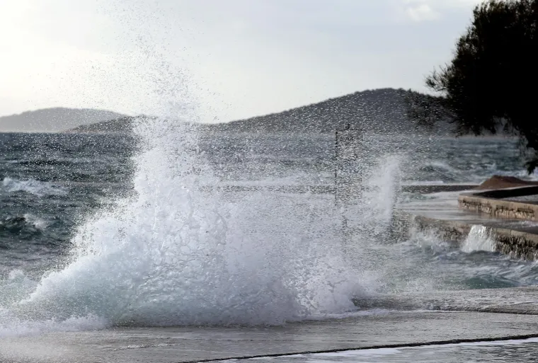 'Divlje more, jugo luduje': Valovi od nekoliko metara potapaju rivu u Vodicama!