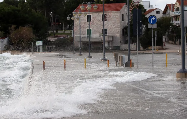 'Divlje more, jugo luduje': Valovi od nekoliko metara potapaju rivu u Vodicama!