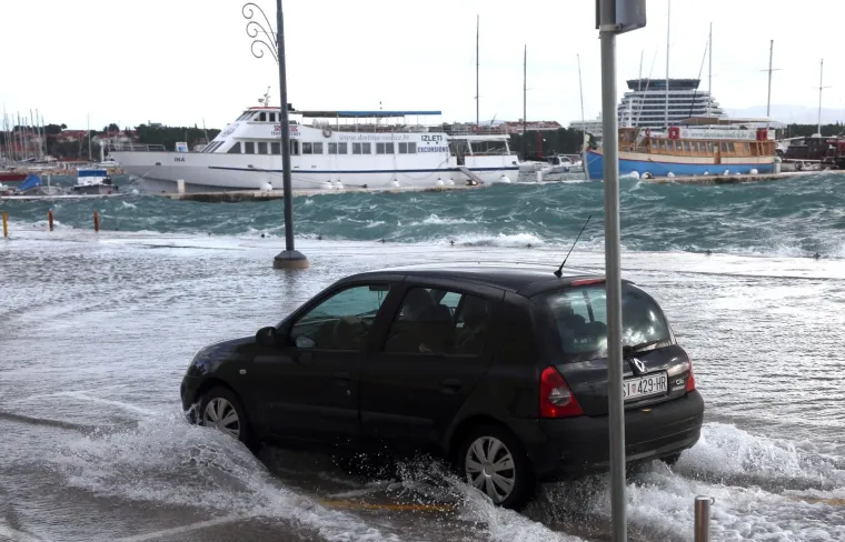 'Divlje more, jugo luduje': Valovi od nekoliko metara potapaju rivu u Vodicama!