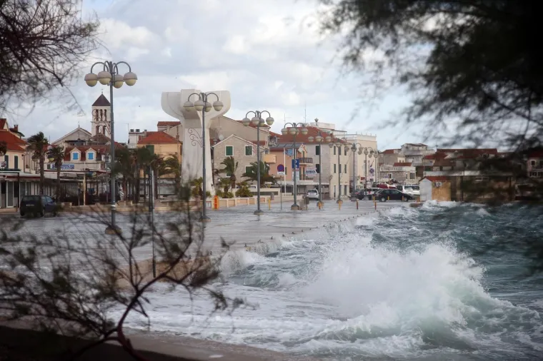 'Divlje more, jugo luduje': Valovi od nekoliko metara potapaju rivu u Vodicama!