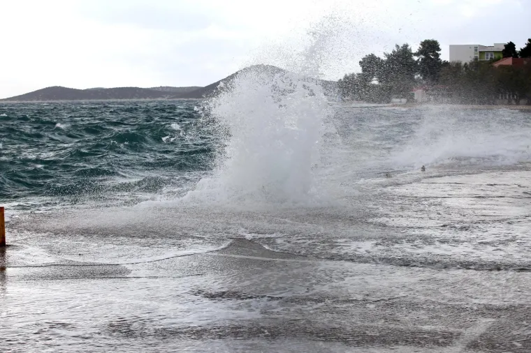 'Divlje more, jugo luduje': Valovi od nekoliko metara potapaju rivu u Vodicama!