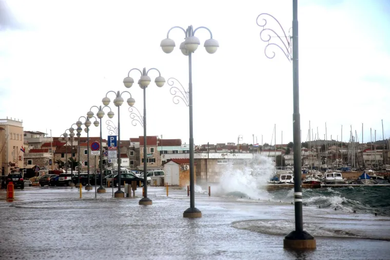 'Divlje more, jugo luduje': Valovi od nekoliko metara potapaju rivu u Vodicama!