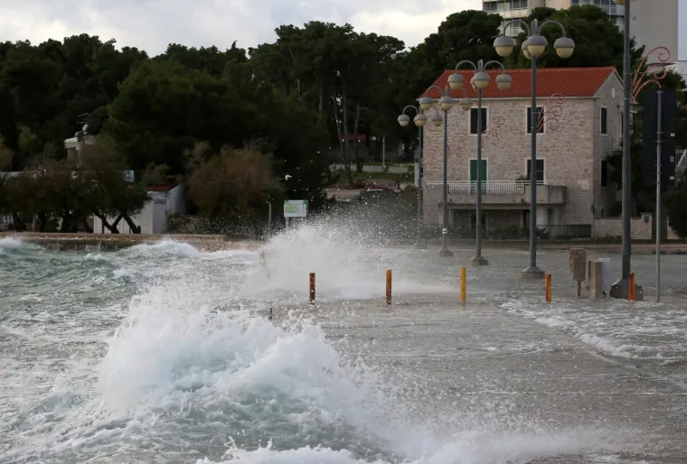 'Divlje more, jugo luduje': Valovi od nekoliko metara potapaju rivu u Vodicama!