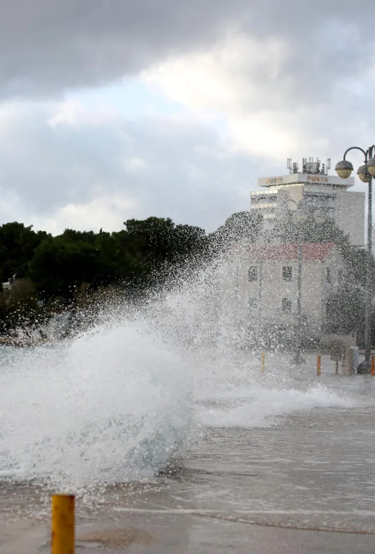 'Divlje more, jugo luduje': Valovi od nekoliko metara potapaju rivu u Vodicama!