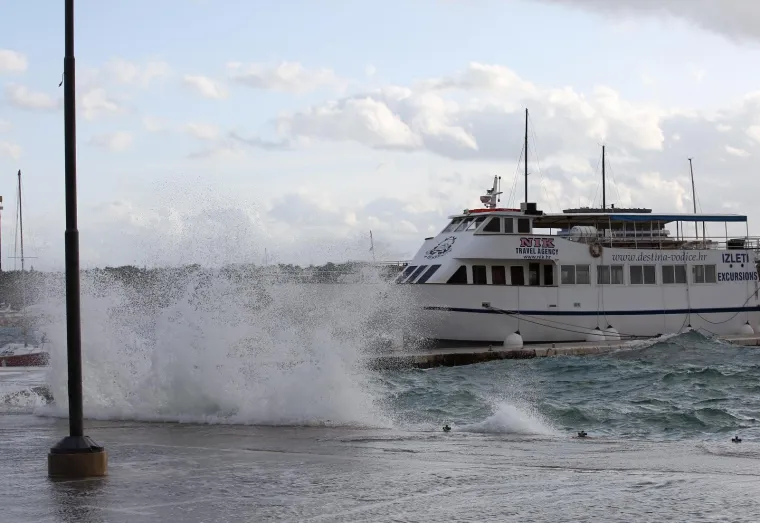 'Divlje more, jugo luduje': Valovi od nekoliko metara potapaju rivu u Vodicama!