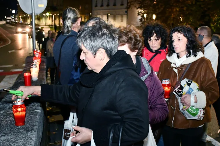 Paljenje svijeća na sisačkom Starom mostu