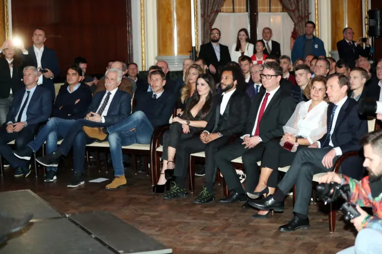 SAMO MODRIĆ MOŽE OKUPITI TAKVO DRU&Scaron;TVO: Boban, Marcelo, Bilić... Evo tko se sve pojavio na predstavljanju njegove knjige