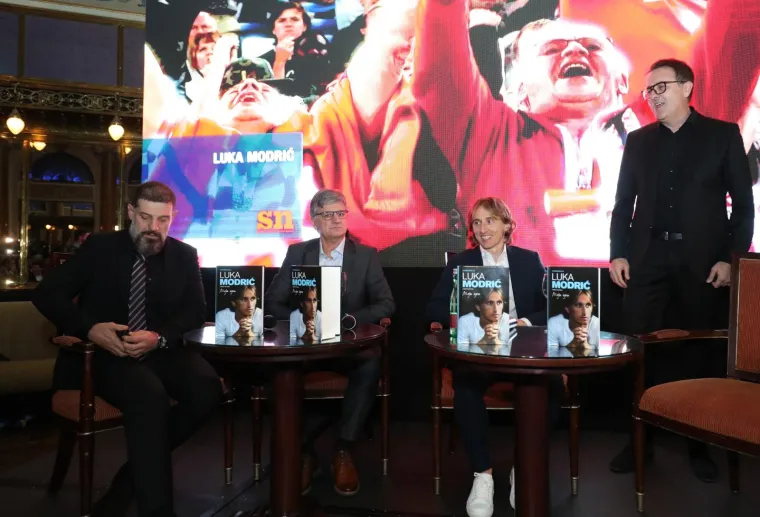 SAMO MODRIĆ MOŽE OKUPITI TAKVO DRU&Scaron;TVO: Boban, Marcelo, Bilić... Evo tko se sve pojavio na predstavljanju njegove knjige