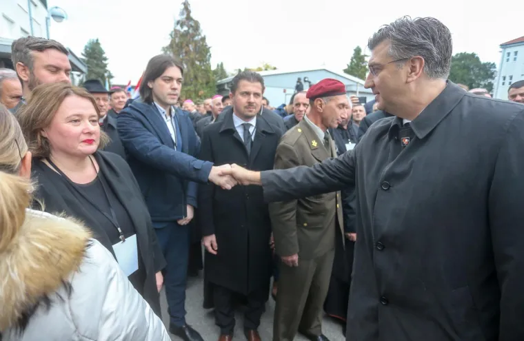Državni vrh u Vukovaru: Predsjednica obukla 'zenge', Plenković se rukovao sa Sinčićem!