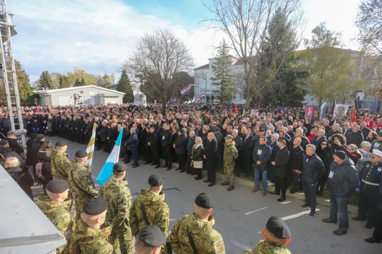 Državni vrh u Vukovaru: Predsjednica obukla 'zenge', Plenković se rukovao sa Sinčićem!