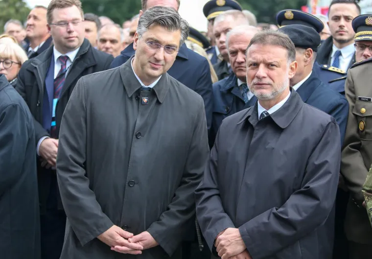 Državni vrh u Vukovaru: Predsjednica obukla 'zenge', Plenković se rukovao sa Sinčićem!