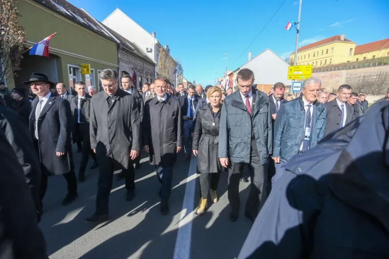 Državni vrh u Vukovaru: Predsjednica obukla 'zenge', Plenković se rukovao sa Sinčićem!