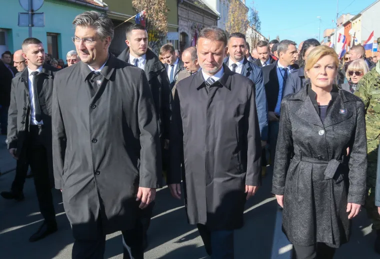 Državni vrh u Vukovaru: Predsjednica obukla 'zenge', Plenković se rukovao sa Sinčićem!