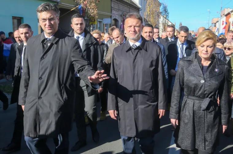 Državni vrh u Vukovaru: Predsjednica obukla 'zenge', Plenković se rukovao sa Sinčićem!