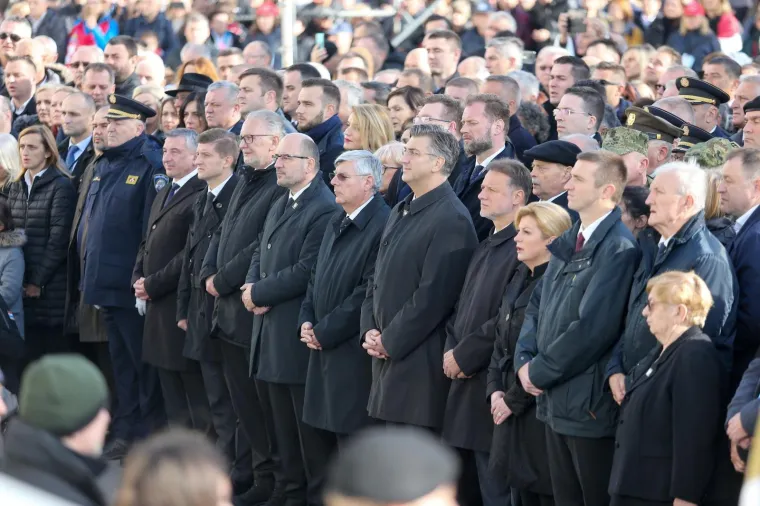 Državni vrh u Vukovaru: Predsjednica obukla 'zenge', Plenković se rukovao sa Sinčićem!