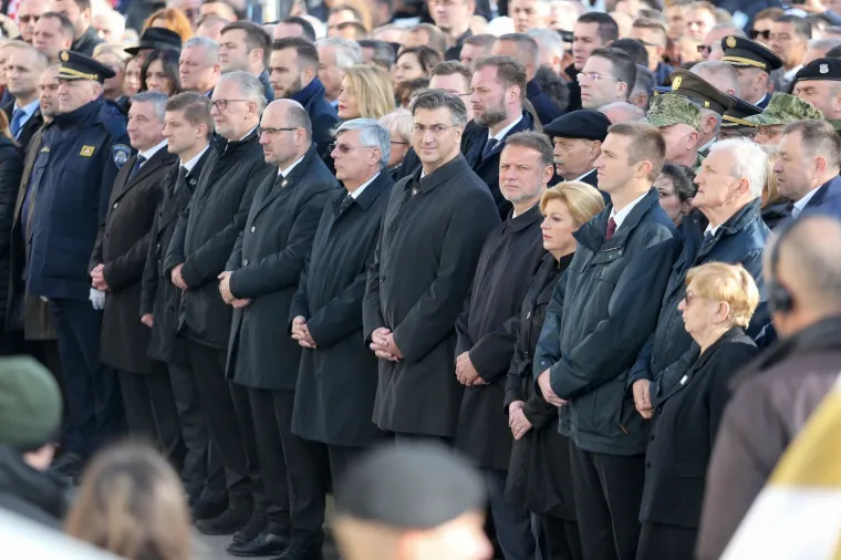 Državni vrh u Vukovaru: Predsjednica obukla 'zenge', Plenković se rukovao sa Sinčićem!