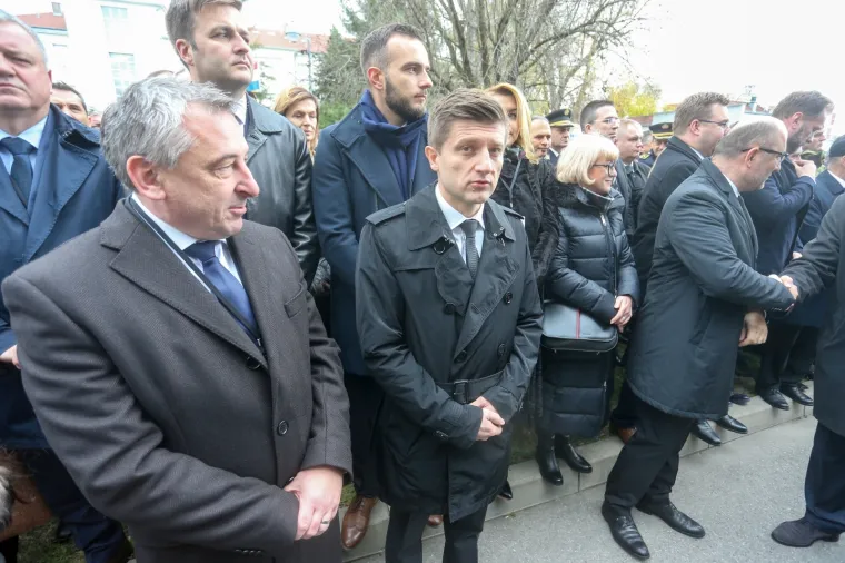 Državni vrh u Vukovaru: Predsjednica obukla 'zenge', Plenković se rukovao sa Sinčićem!