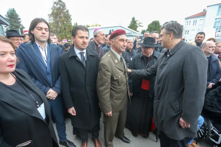 Državni vrh u Vukovaru: Predsjednica obukla 'zenge', Plenković se rukovao sa Sinčićem!