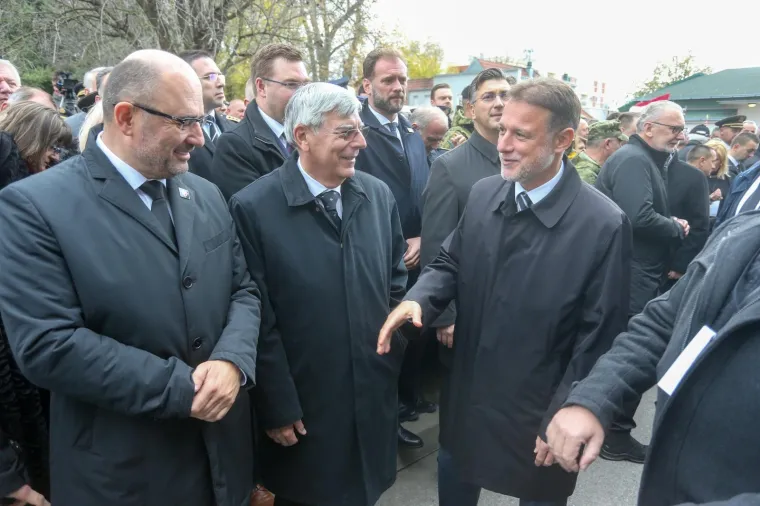 Državni vrh u Vukovaru: Predsjednica obukla 'zenge', Plenković se rukovao sa Sinčićem!