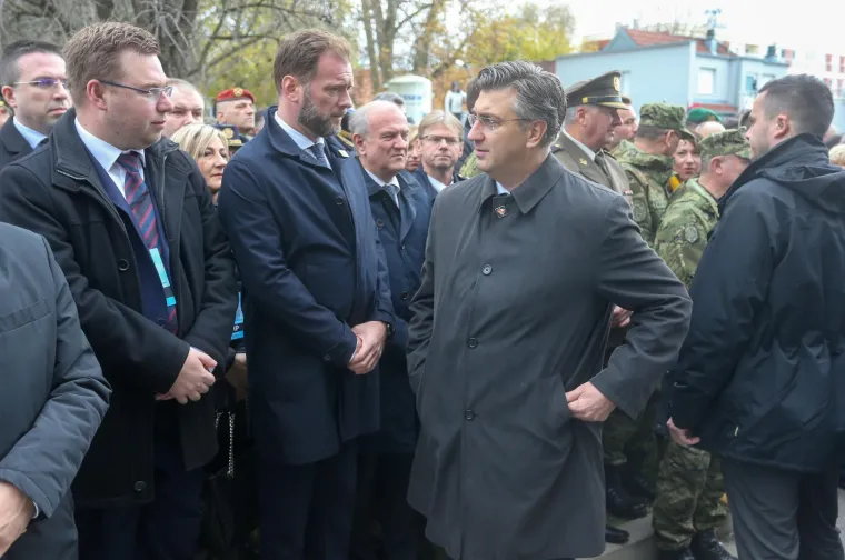 Državni vrh u Vukovaru: Predsjednica obukla 'zenge', Plenković se rukovao sa Sinčićem!