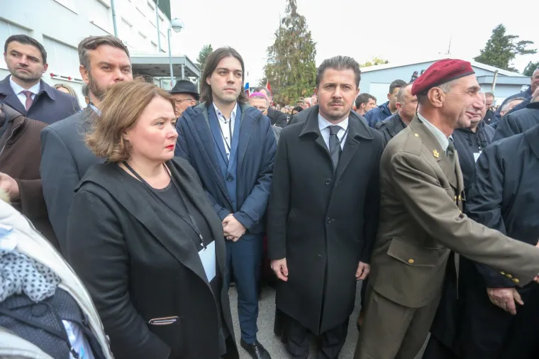 Državni vrh u Vukovaru: Predsjednica obukla 'zenge', Plenković se rukovao sa Sinčićem!