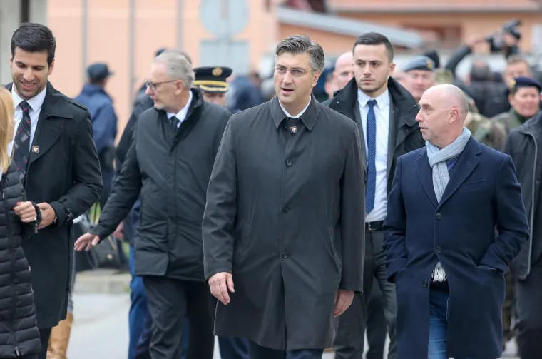 Državni vrh u Vukovaru: Predsjednica obukla 'zenge', Plenković se rukovao sa Sinčićem!