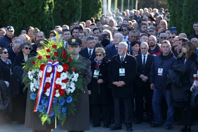 Dan sjećanja na žrtvu Vukovara: Državni vrh položio vijence na memorijalnom groblju