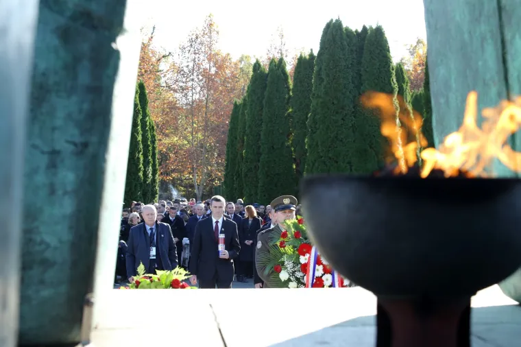 Dan sjećanja na žrtvu Vukovara: Državni vrh položio vijence na memorijalnom groblju