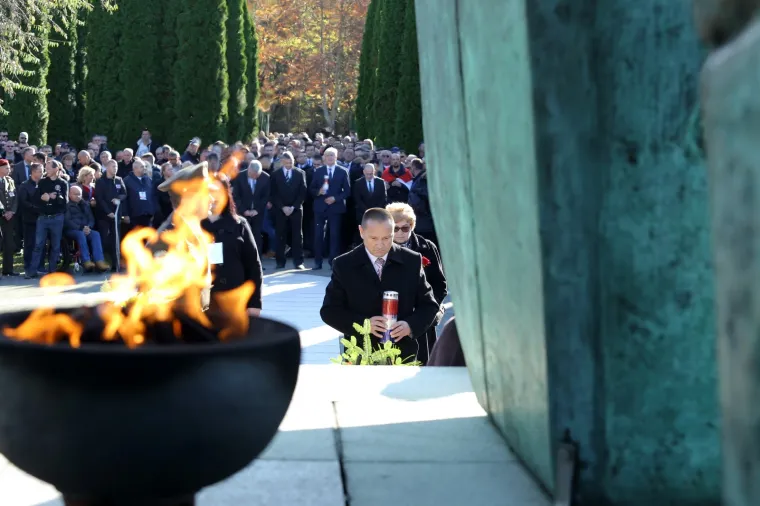 Dan sjećanja na žrtvu Vukovara: Državni vrh položio vijence na memorijalnom groblju