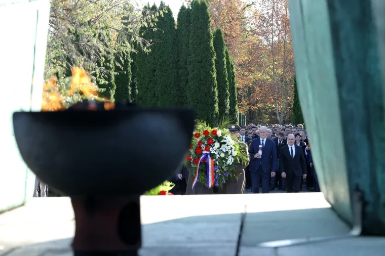 Dan sjećanja na žrtvu Vukovara: Državni vrh položio vijence na memorijalnom groblju