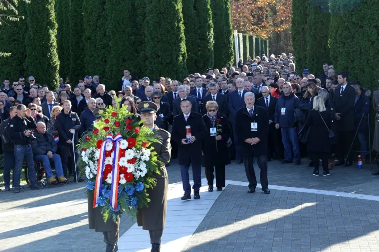 Dan sjećanja na žrtvu Vukovara: Državni vrh položio vijence na memorijalnom groblju
