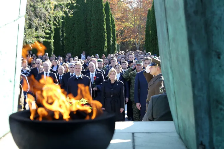 Dan sjećanja na žrtvu Vukovara: Državni vrh položio vijence na memorijalnom groblju