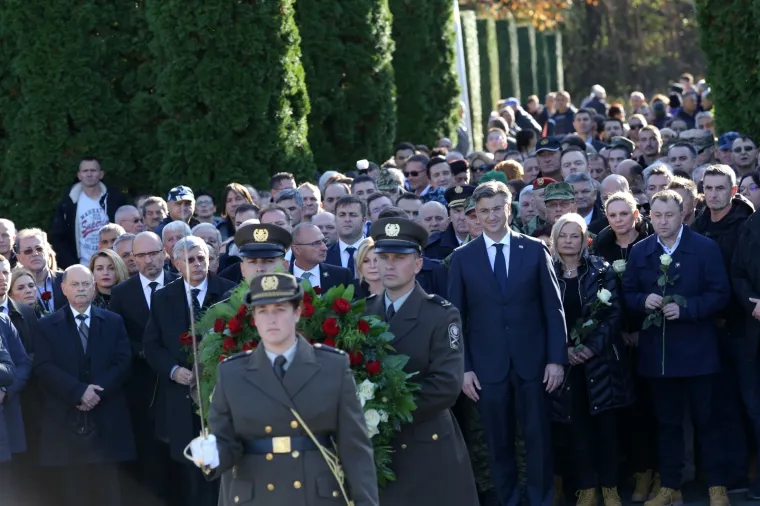 Dan sjećanja na žrtvu Vukovara: Državni vrh položio vijence na memorijalnom groblju