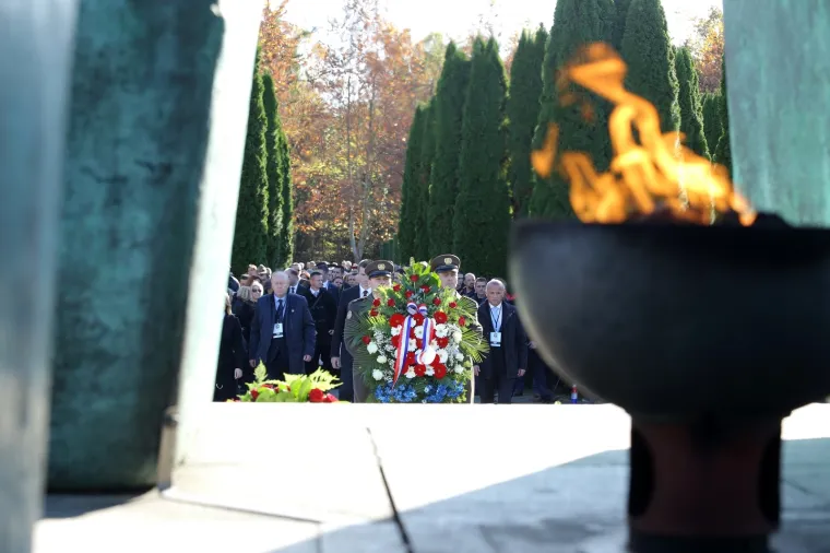 Dan sjećanja na žrtvu Vukovara: Državni vrh položio vijence na memorijalnom groblju