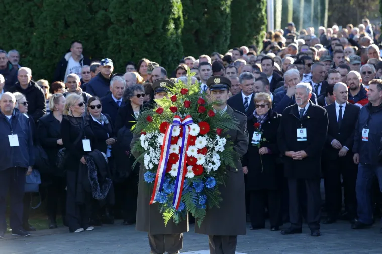 Dan sjećanja na žrtvu Vukovara: Državni vrh položio vijence na memorijalnom groblju