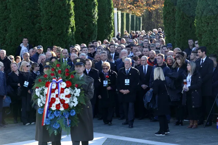 Dan sjećanja na žrtvu Vukovara: Državni vrh položio vijence na memorijalnom groblju