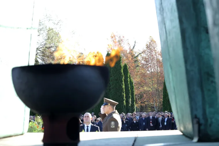 Dan sjećanja na žrtvu Vukovara: Državni vrh položio vijence na memorijalnom groblju