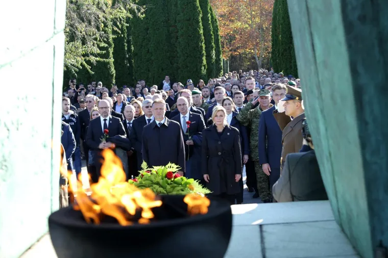 Dan sjećanja na žrtvu Vukovara: Državni vrh položio vijence na memorijalnom groblju