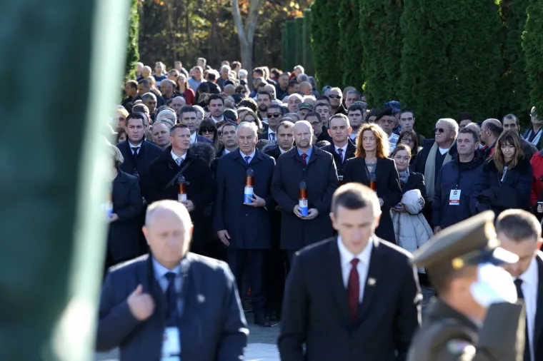 Dan sjećanja na žrtvu Vukovara: Državni vrh položio vijence na memorijalnom groblju