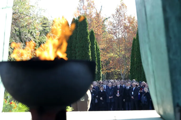 Dan sjećanja na žrtvu Vukovara: Državni vrh položio vijence na memorijalnom groblju