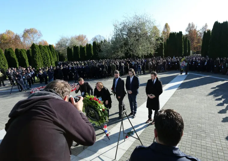 Dan sjećanja na žrtvu Vukovara: Državni vrh položio vijence na memorijalnom groblju