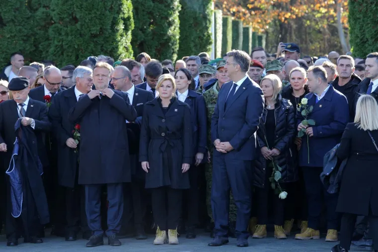 Dan sjećanja na žrtvu Vukovara: Državni vrh položio vijence na memorijalnom groblju