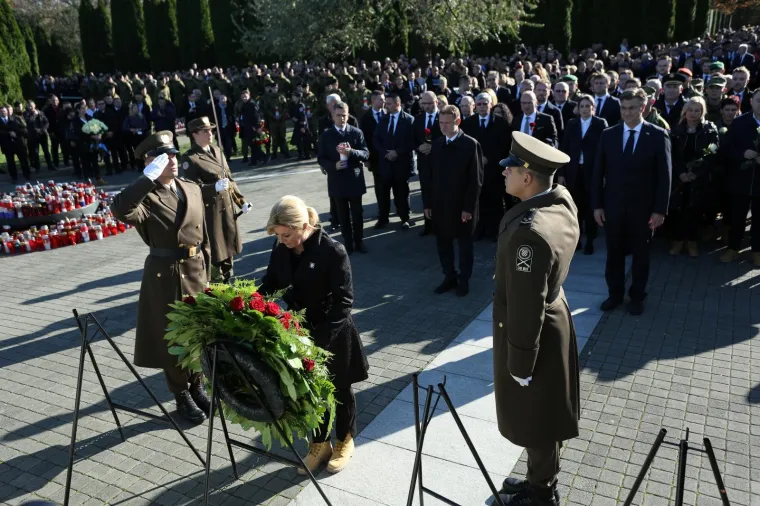 Dan sjećanja na žrtvu Vukovara: Državni vrh položio vijence na memorijalnom groblju