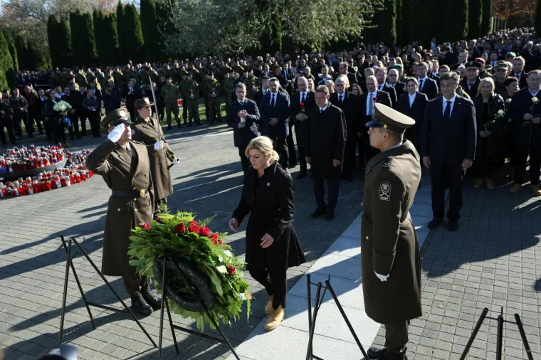 Dan sjećanja na žrtvu Vukovara: Državni vrh položio vijence na memorijalnom groblju