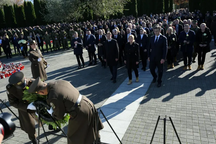 Dan sjećanja na žrtvu Vukovara: Državni vrh položio vijence na memorijalnom groblju