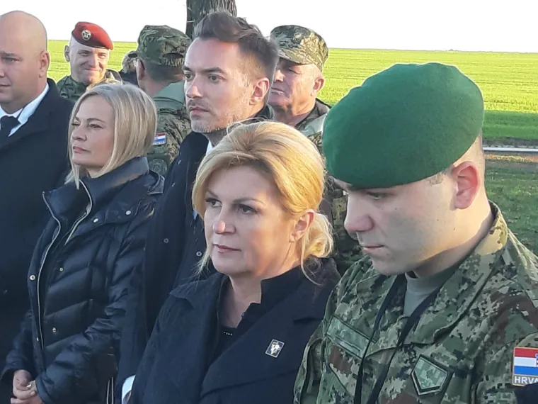 Predsjednica položila Zenge na Ovčari pa iznenadila gestom prema vojniku