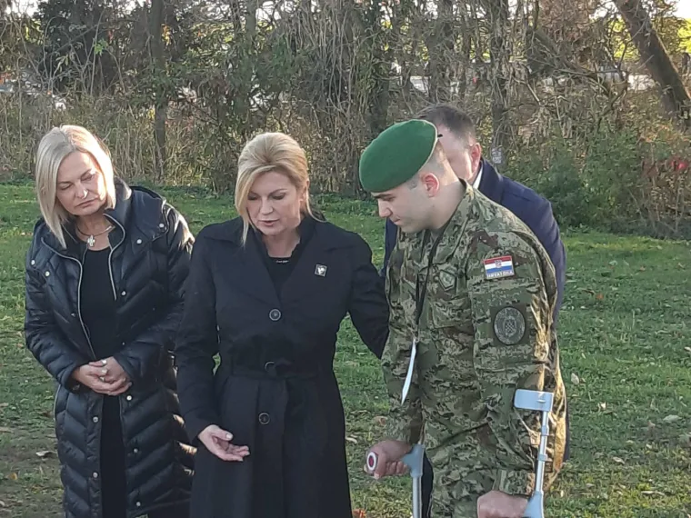 Predsjednica položila Zenge na Ovčari pa iznenadila gestom prema vojniku