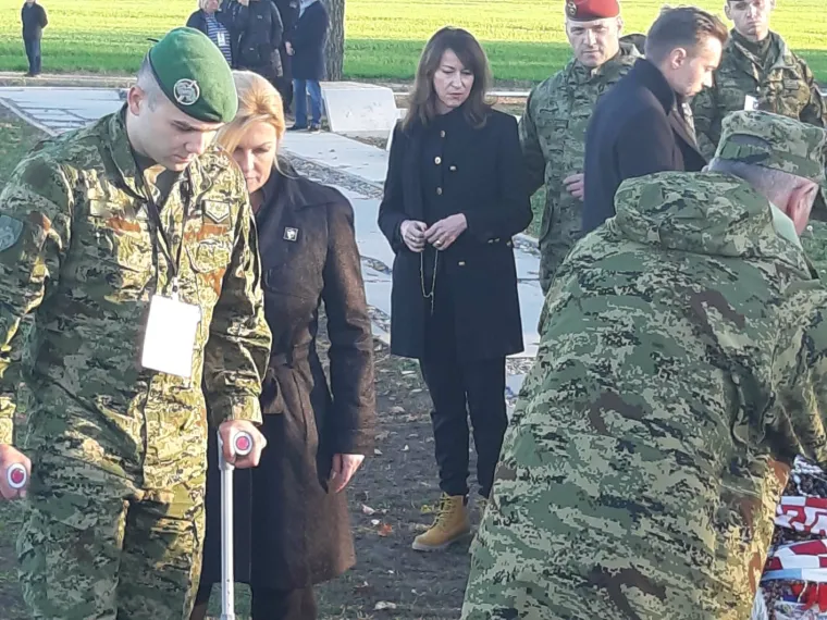 Predsjednica položila Zenge na Ovčari pa iznenadila gestom prema vojniku