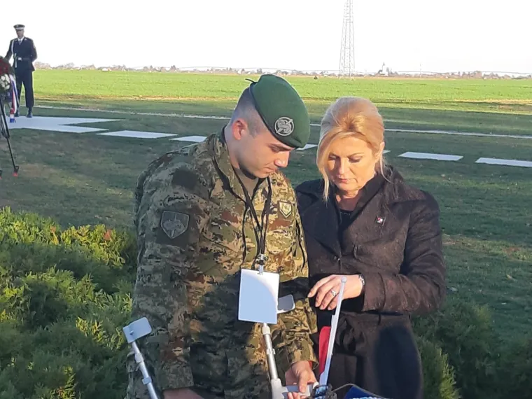 Predsjednica položila Zenge na Ovčari pa iznenadila gestom prema vojniku
