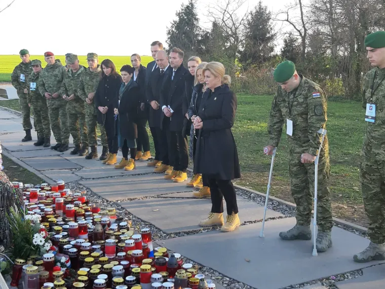 Predsjednica položila Zenge na Ovčari pa iznenadila gestom prema vojniku